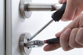 Toronto’s Top-rated Locksmiths: Your Key to Reliable Security post thumbnail image